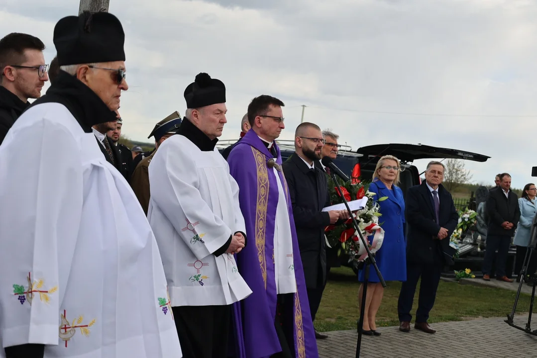 Uroczysty pogrzeb nieznanych partyzantów w Woli Raniżowskiej