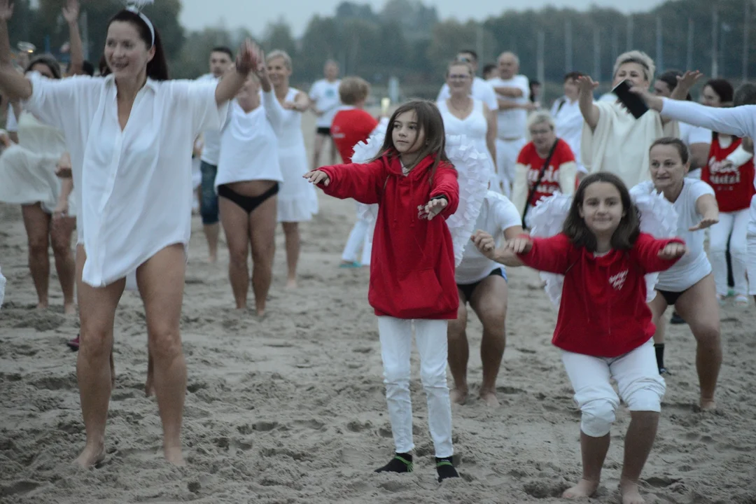 "Jezioro Aniołów" nad Jeziorem Tarnobrzeskim - wejście do wody o wschodzie słońce