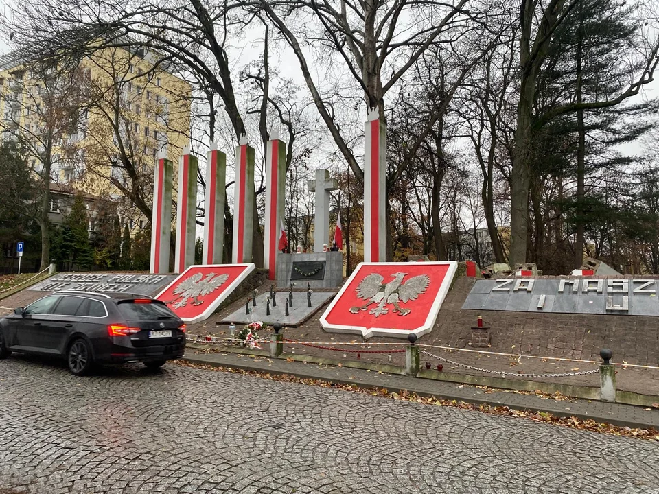 Gruz i bałagan dalej zalegają przy jednym z bardziej znanych pomników w Rzeszowie