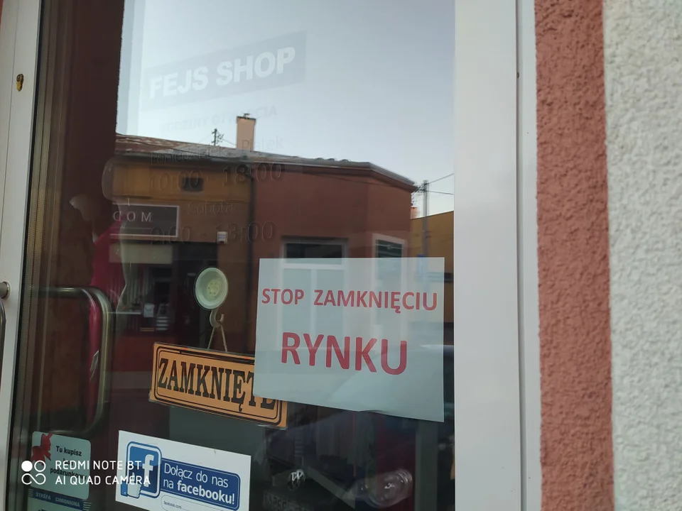 Kartki "Stop zamknięcia Rynku" wiszą na sklepach przy Rynku