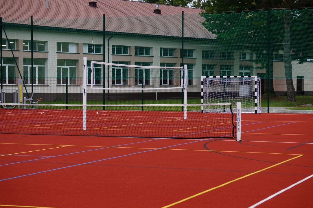 Przy Zespole Szkół Technicznych i Artystycznych w Lesku powstało boisko wielofunkcyjne. Obiekt wpłynie pozytywnie na aktywność sportową uczniów [ZDJĘCIA] - Zdjęcie główne