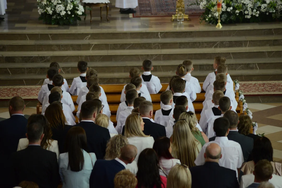 Pierwsza Komunia Święta dzieci ze Szkoły Podstawowej numer 10 w Tarnobrzegu. Parafia Matki Bożej Nieustającej Pomocy