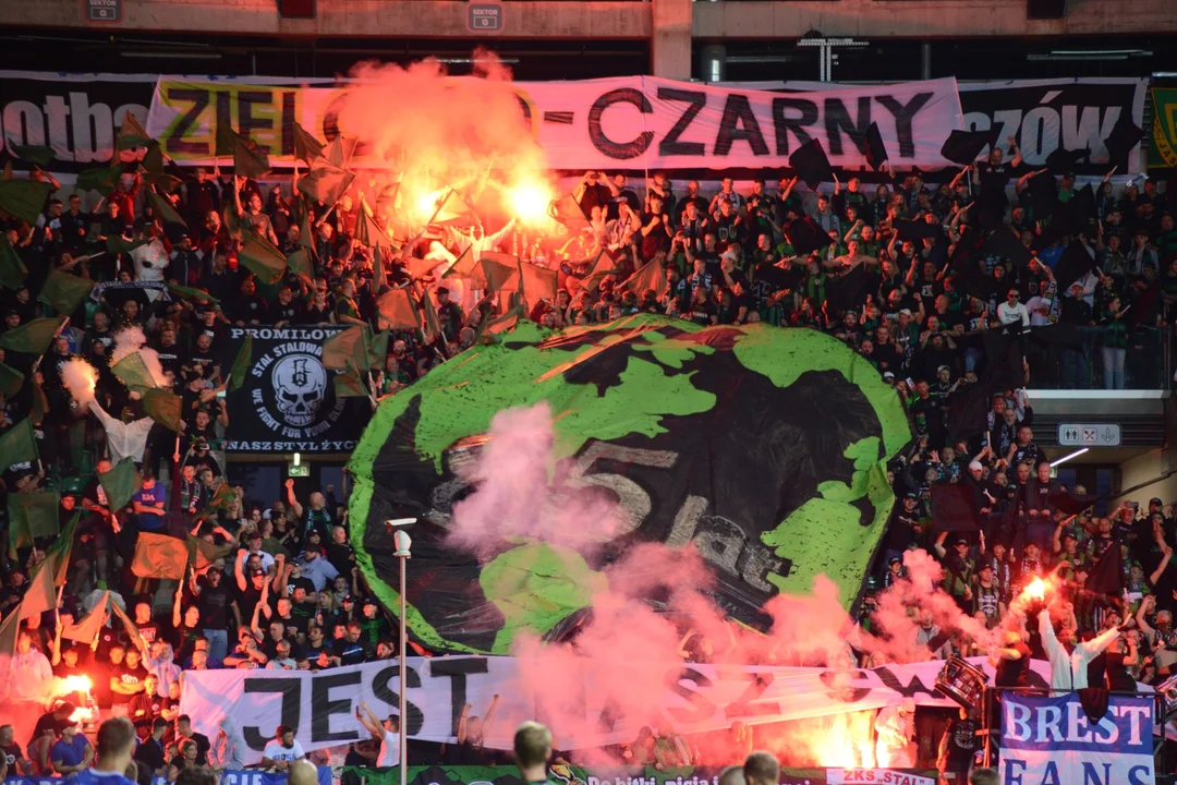 Kibice Stali Stalowa Wola i zaprzyjaźnionych ekip, fanatycy Wisły Sandomierz i Siarka Tarnobrzega, ujęcia z meczu