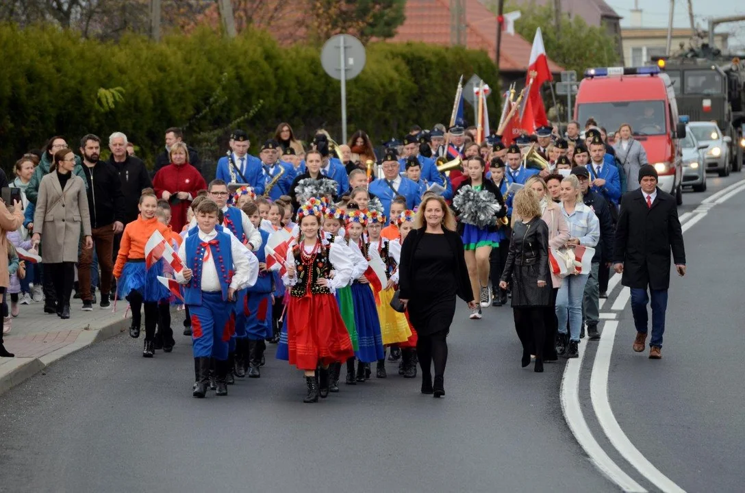 Marsz Niepodległości przeszedł przez krajową drogę nr 9 w Majdanie Królewskim [ZDJĘCIA] - Zdjęcie główne