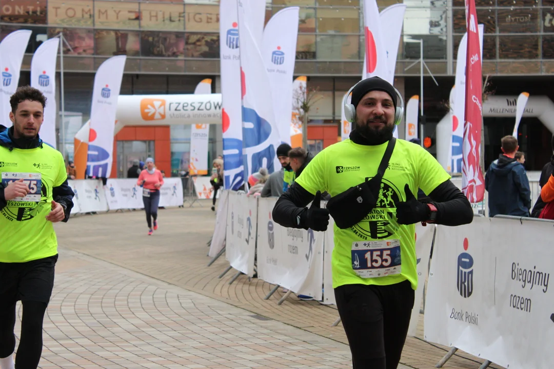 16. PKO Półmaraton Rzeszowski. Szczęśliwi biegacze na trasie oraz na meci