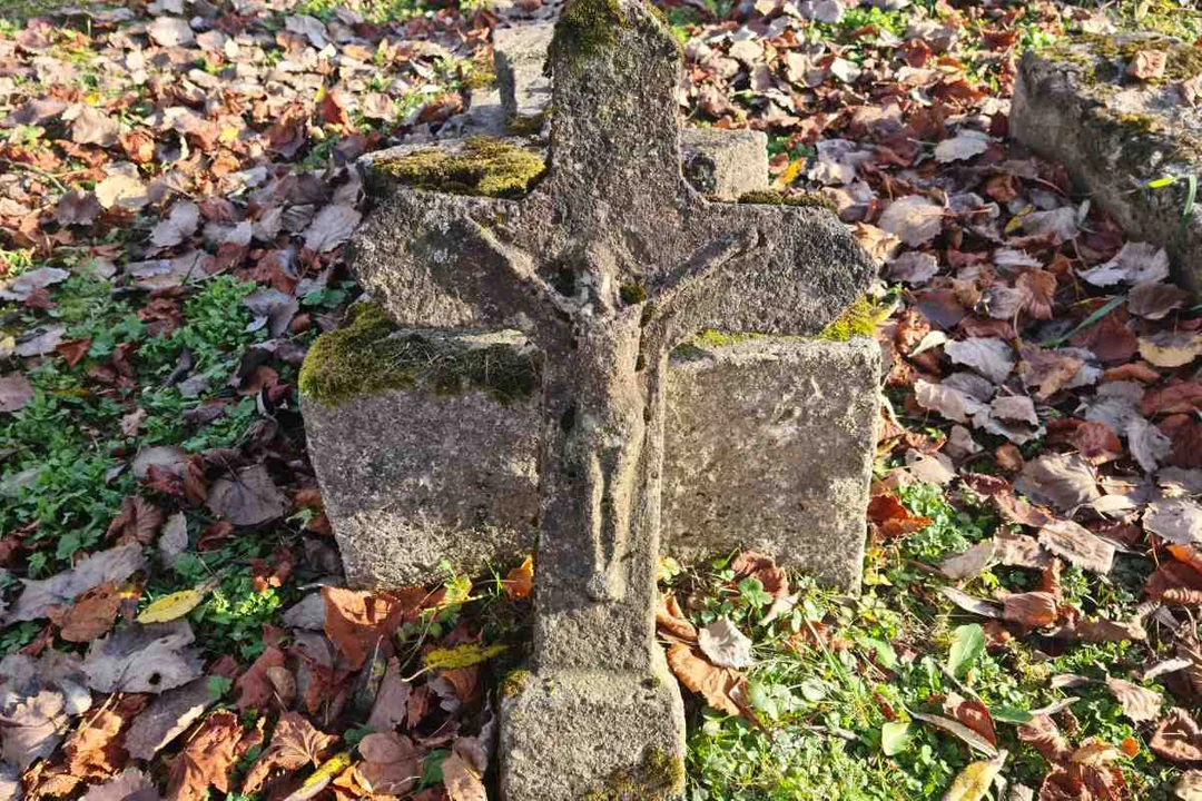 Dźwiniacz Górny. jeden z nagrobków na starym cmentarzu