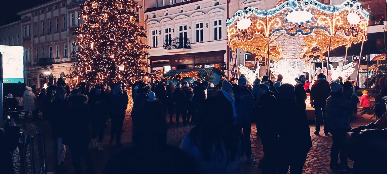 Świąteczne Miasteczko na rzeszowskim Rynku wieczorową porą