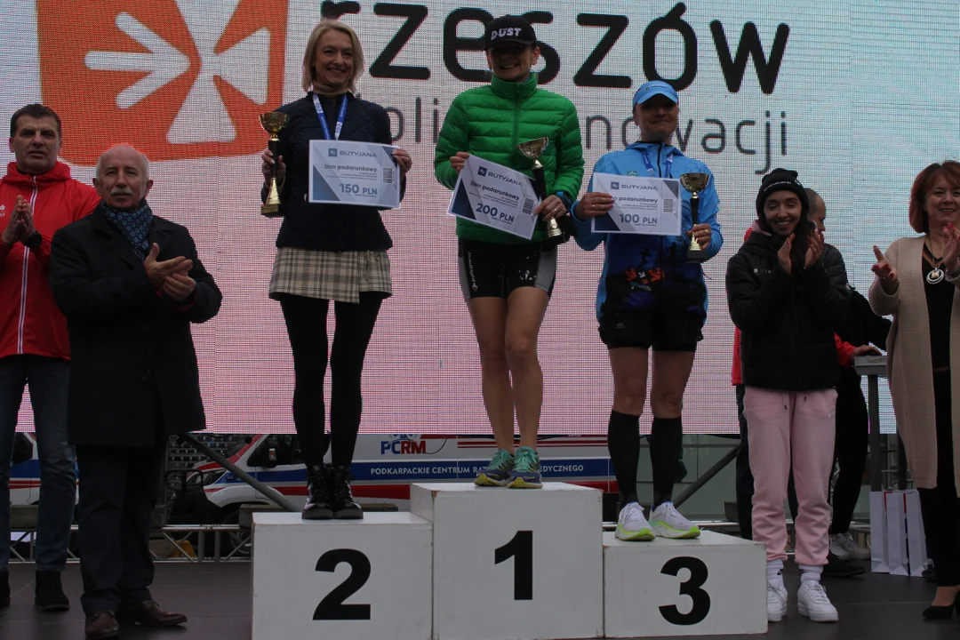 PKO Półmaraton Rzeszowski. Zwycięzcy na podium na skwerze Millenium Hall