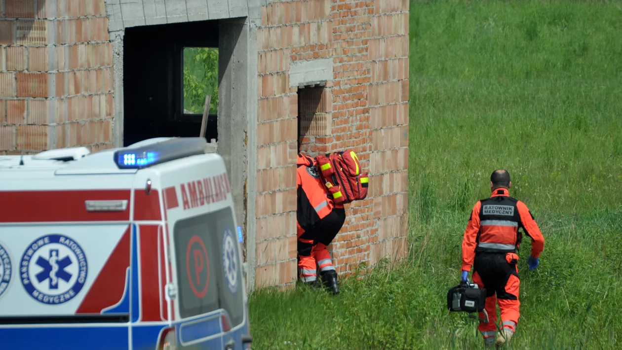 Pijany mężczyzna zabrany przez karetę. Służby ratunkowe interweniowały w Kolbuszowej Górnej [ZDJĘCIA] - Zdjęcie główne