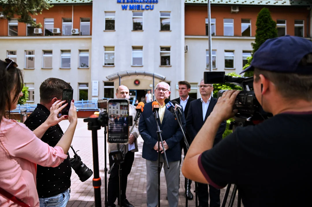 Konferencja prasowa PiS pod mieleckim szpitalem