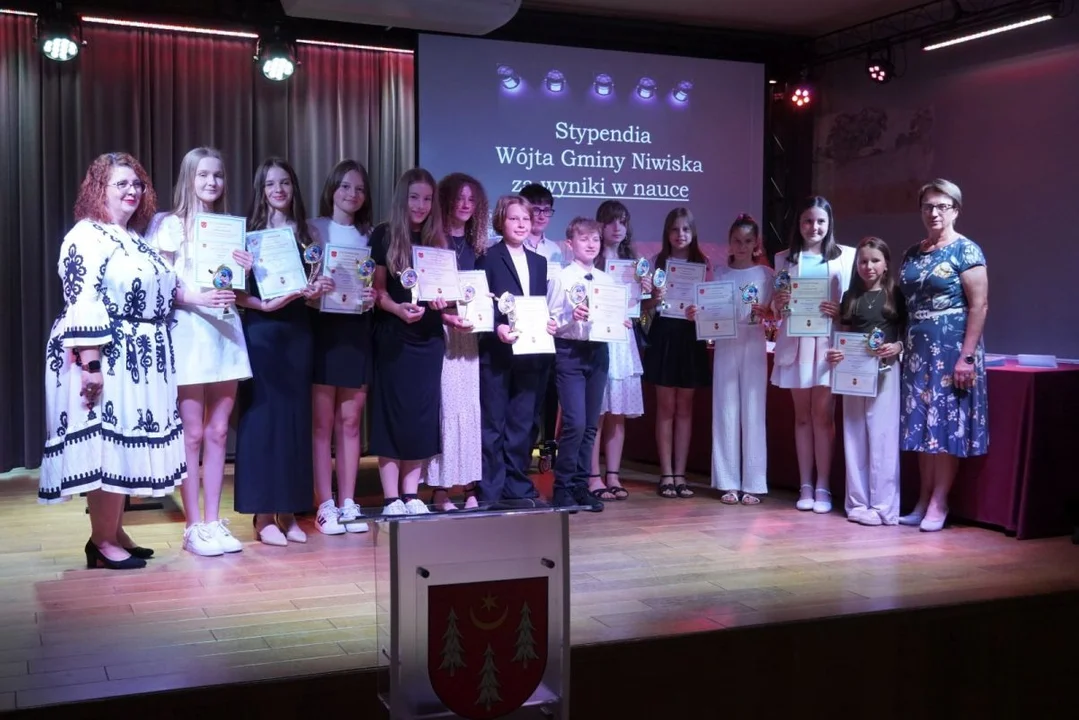 Stypendia wójta gminy Niwiska dla najzdolniejszych uczniów
