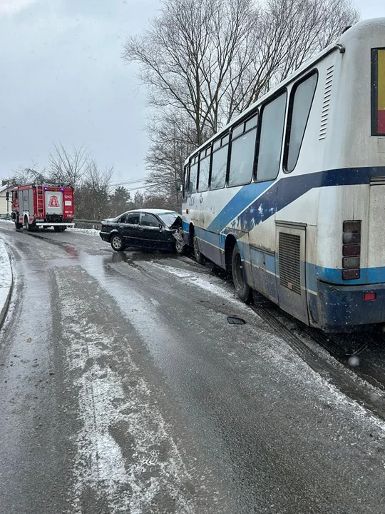 Trudne warunki na podkarpackich drogach. Kilka poważnych wypadków