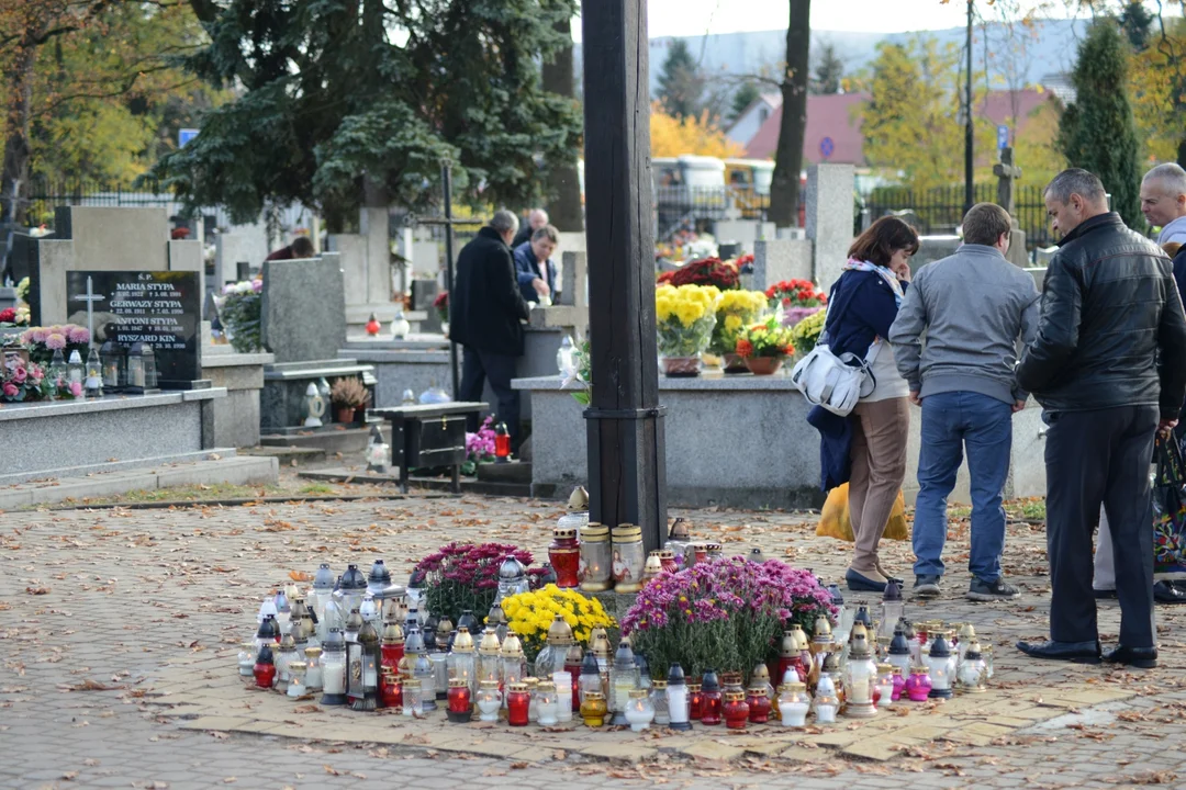 Dzień Wszystkich Świętych 2022: cmentarz parafialny i cmentarz na osiedlu Miechocin w Tarnobrzegu