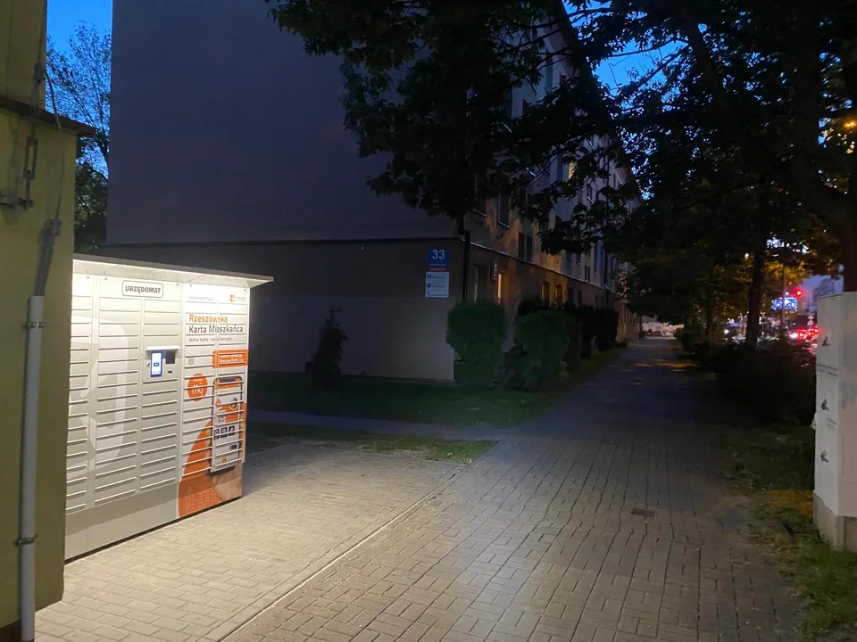 Wygląda jak paczkomat, ale nim nie jest. Tajemnicze boxy w centrum Rzeszowa przy alei Piłsudskiego