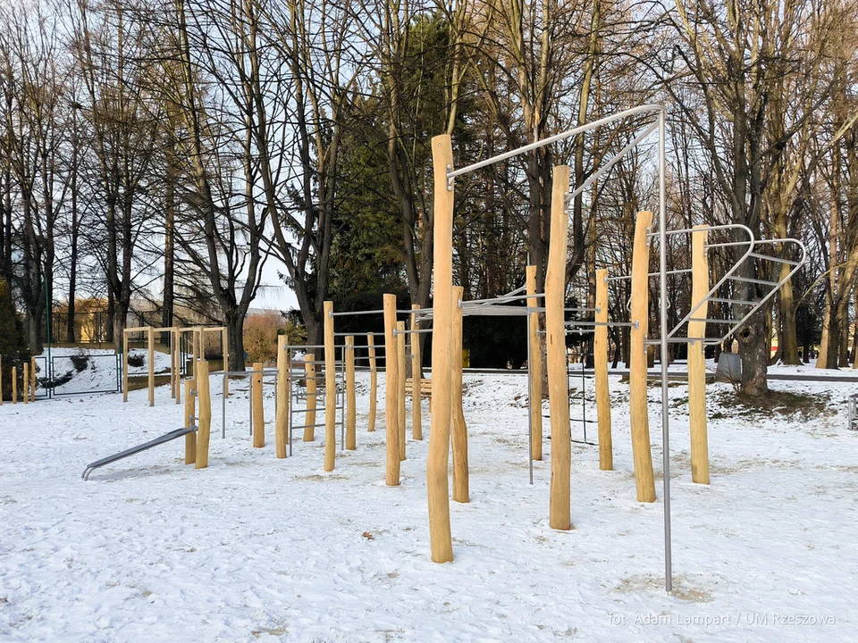 Nowy plac zabaw z huśtawkami i do tego street workout. Prace w Parku Sybiraków zakończone [ZDJĘCIA] - Zdjęcie główne