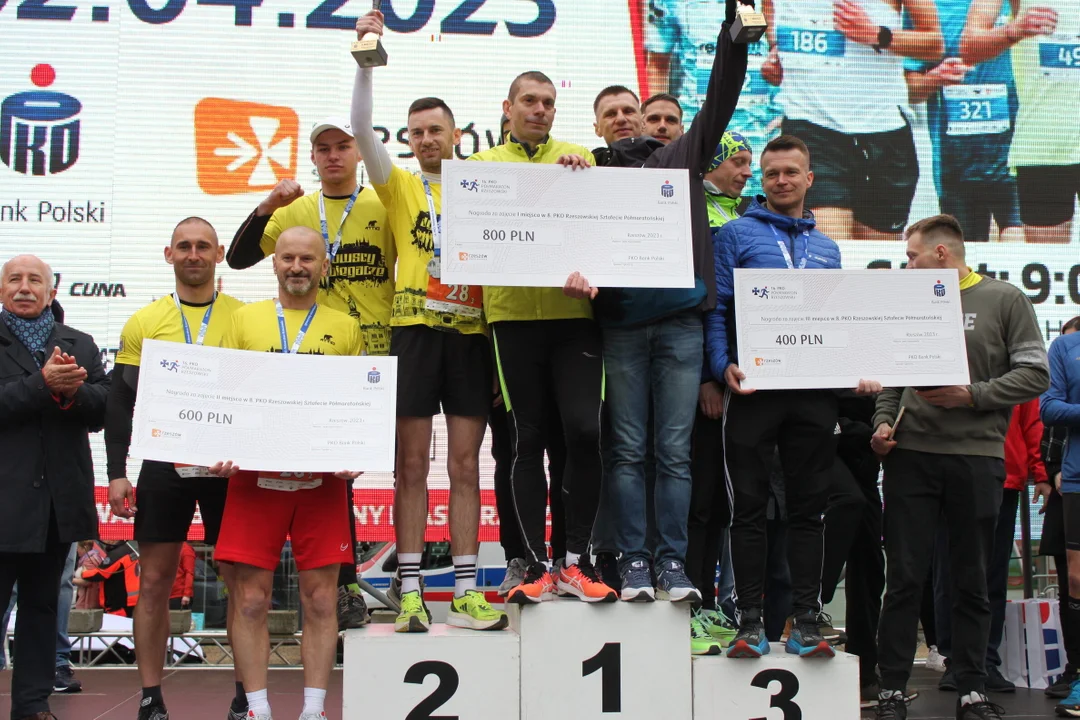 PKO Półmaraton Rzeszowski. Zwycięzcy na podium na skwerze Millenium Hall