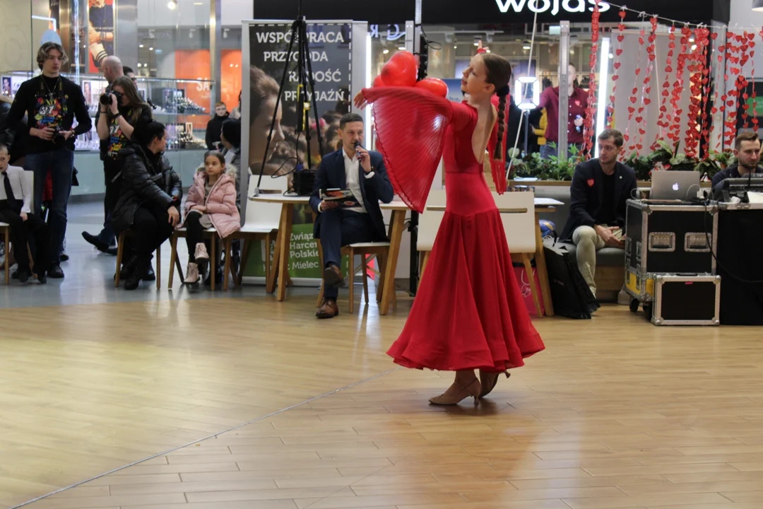 Występ tancerzy Centrum Tańca Gala podczas grania WOŚP