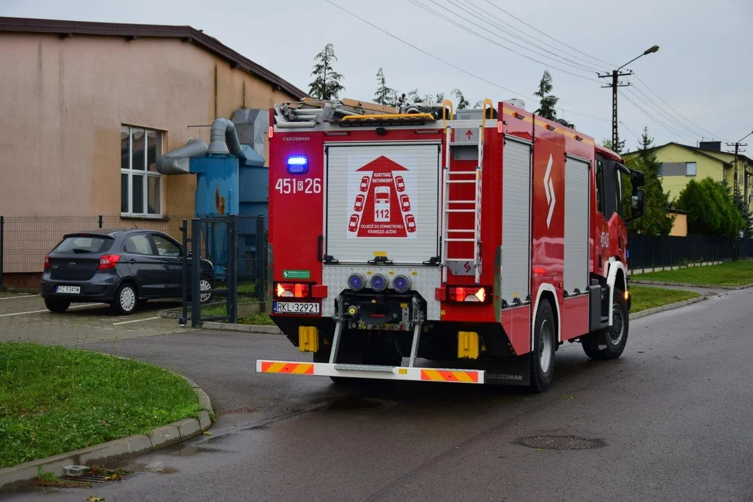 Interwencja strażaków przy ul. Popiełuszki w Kolbuszowej. Zerwany dach