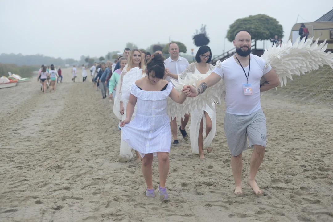 "Jezioro Aniołów" nad Jeziorem Tarnobrzeskim - zatańczyli poloneza na plaży