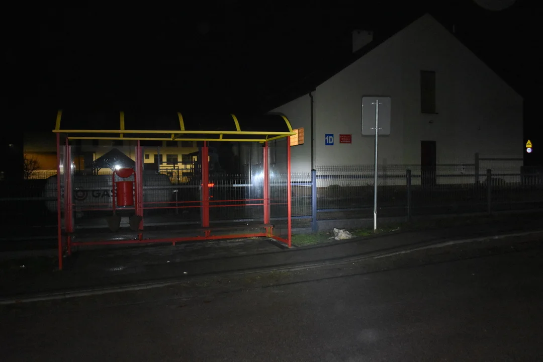 Pijani nastolatkowie zdewastowali znaki drogowe i kosz na śmieci