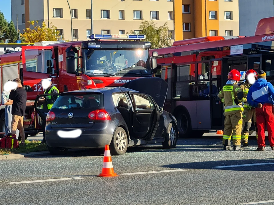 Pijany 23-latek uderzył w autobus [ZDJĘCIA] - Zdjęcie główne