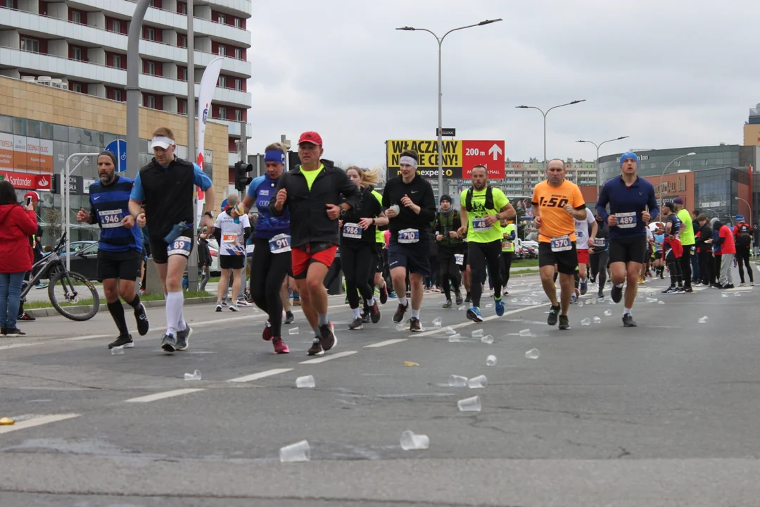 16. PKO Półmaraton Rzeszowski. Szczęśliwi biegacze na trasie oraz na meci