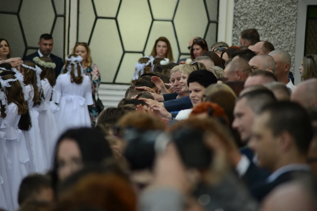 Pierwsza Komunia Święta dzieci ze Szkoły Podstawowej numer 10 w Tarnobrzegu. Parafia Matki Bożej Nieustającej Pomocy