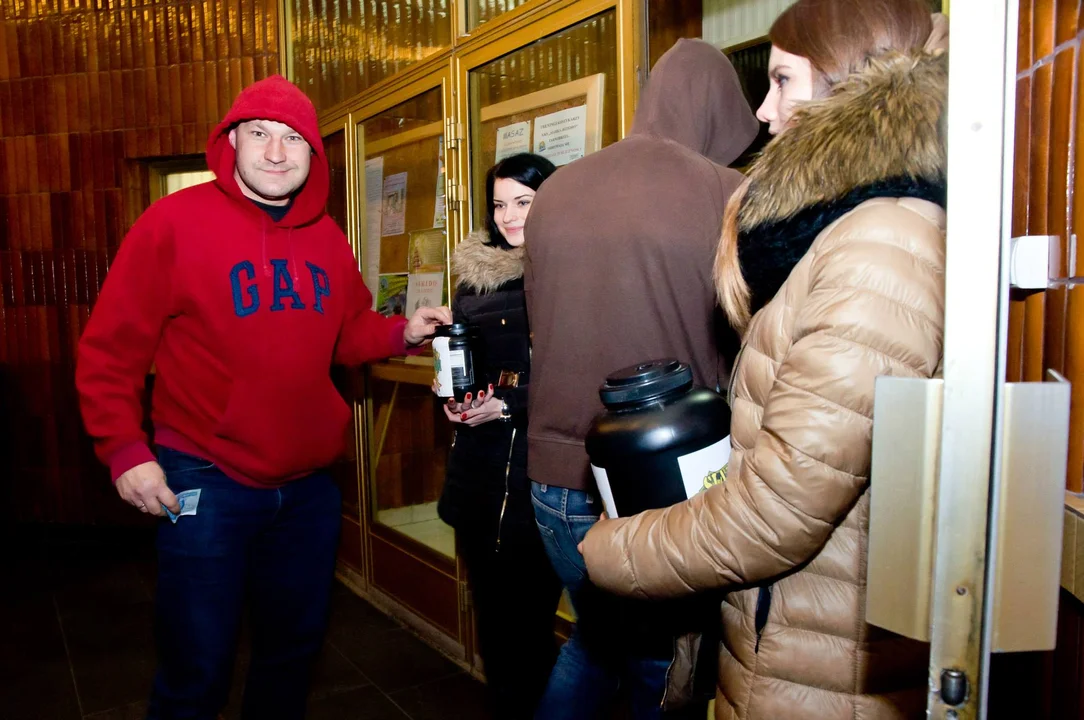 "Siarkowcy Dzieciakom 2013" - licytacje, kibice na trybunach, a na parkiecie - Mateusz Borek, Jacek Bąk, Mariusz Kukiełka, Cezary Kucharski, Tomasz Kłos i wielu innych