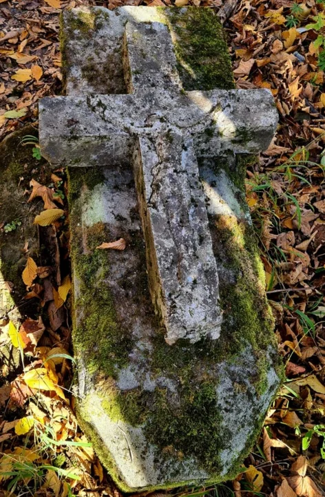 Ocalały nagrobek na cmentarzu w Łopience