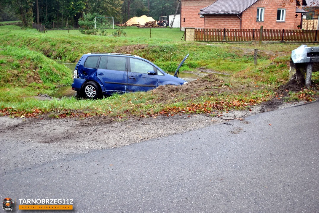 Pojazd wpadł do kanału z wodą
