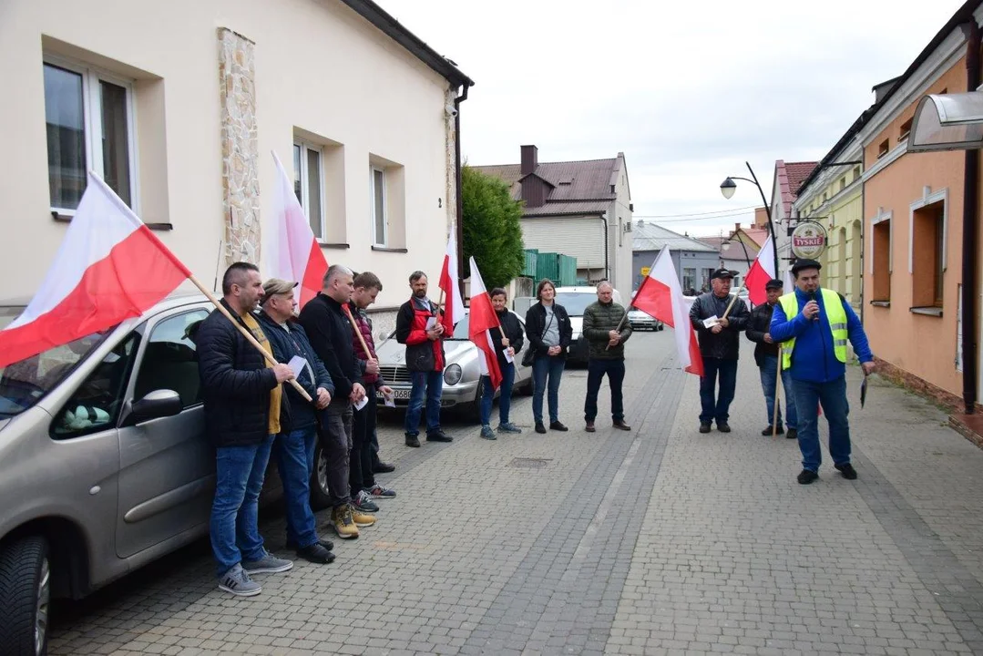 Rolnicy przed biurem posła Zbigniewa Chmielowca w Kolbuszowej