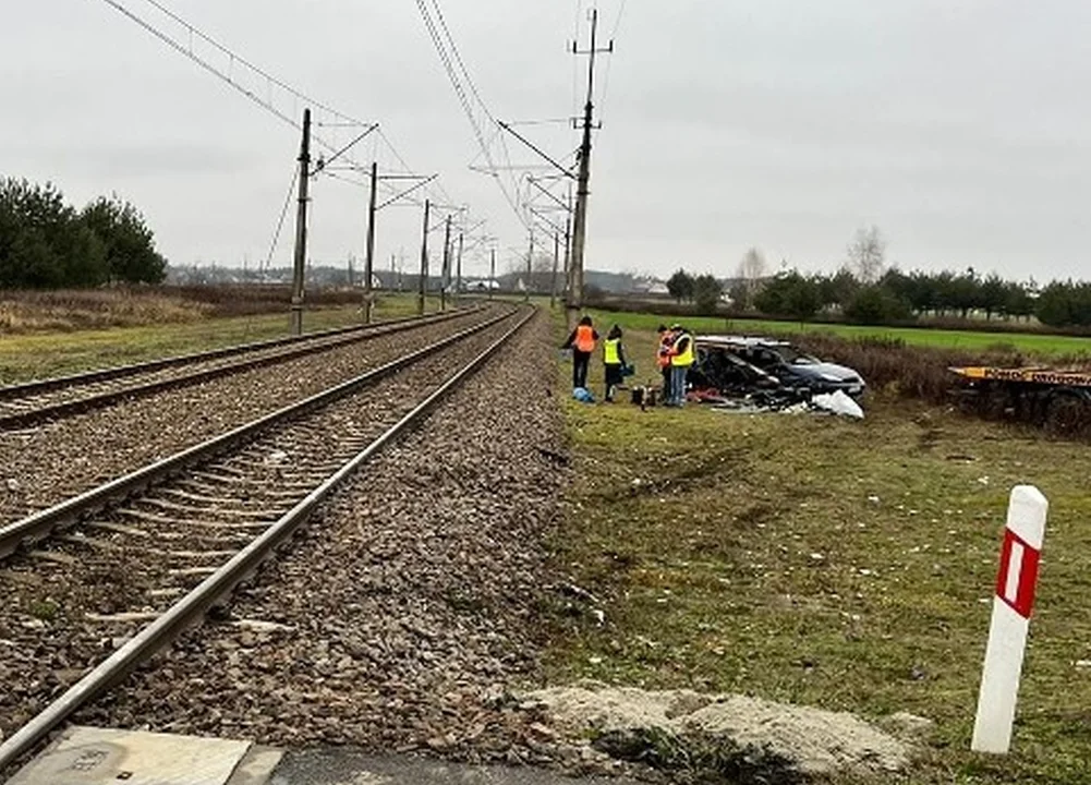 Tragedia na przejeździe kolejowym w Wierzawicach. Nie żyje 17-latka [ZDJĘCIA] - Zdjęcie główne