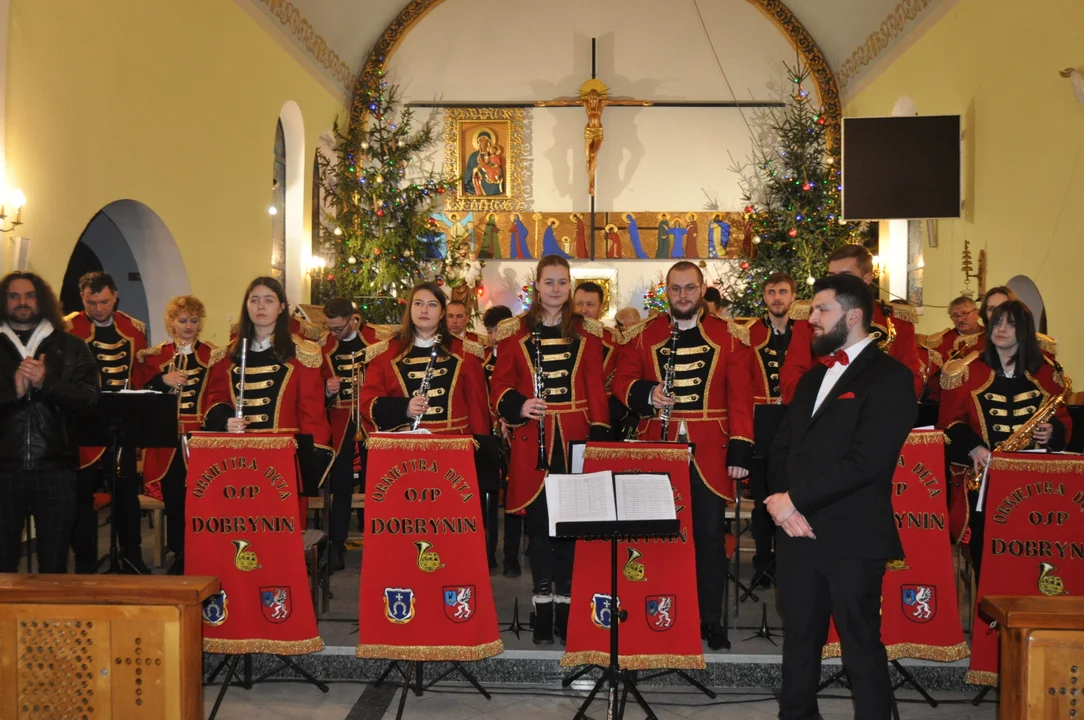 Koncert kolęd Orkiestry Dętej Dobrynin w kościele w Dobryninie