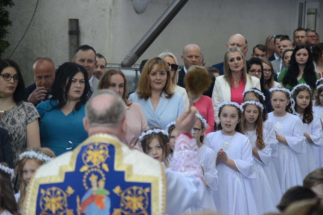 Pierwsza Komunia Święta dzieci ze Szkoły Podstawowej numer 10 w Tarnobrzegu. Parafia Matki Bożej Nieustającej Pomocy