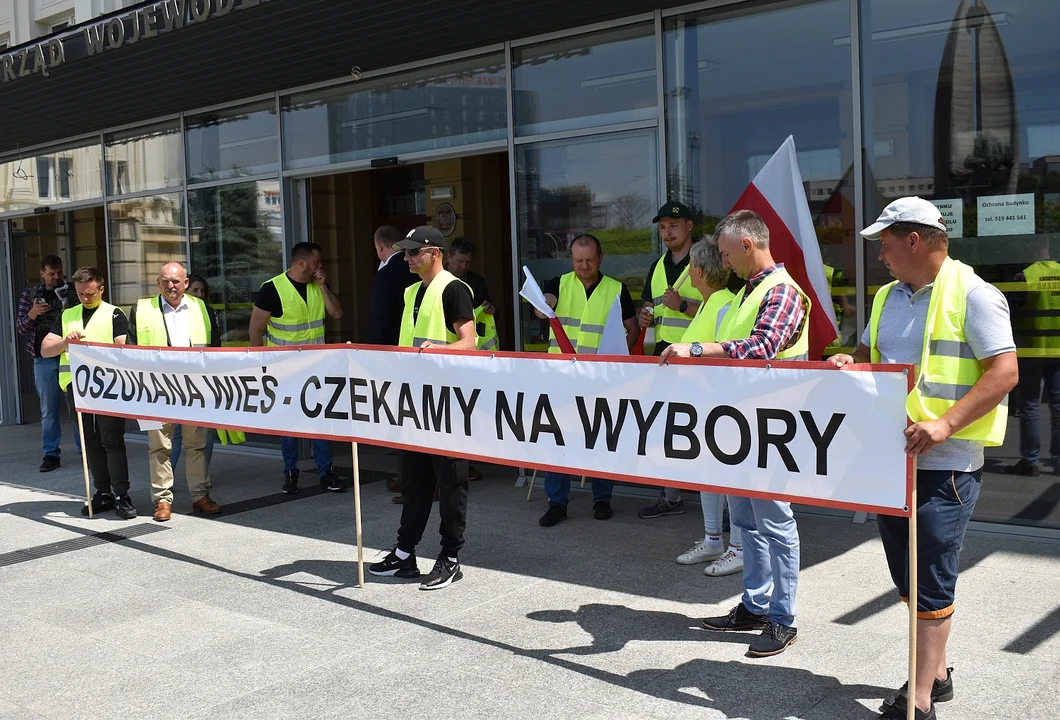 Konferencja prasowa rolników ze społecznej inicjatywy Oszukana Wieś Podkarpacie pod Urzędem Wojewódzkim w Rzeszowie