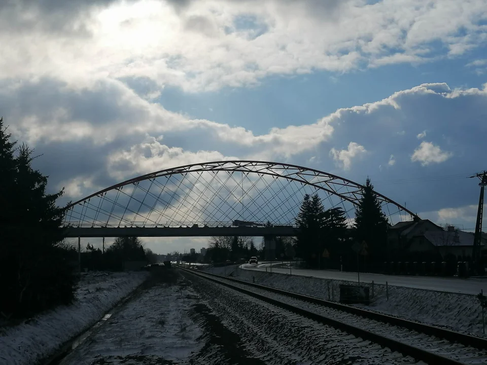 Stan budowy wiaduktu nad linią kolejową z Mielca do Padwi