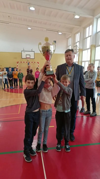 Szkoła Podstawowa numer 3 w Tarnobrzegu z medalami. Najliczniejsza ekipa podczas Biegów Młodzieżowych w trakcie Biegu Nadwiślańskiego