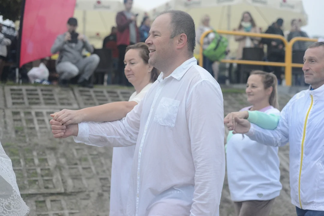 "Jezioro Aniołów" nad Jeziorem Tarnobrzeskim - zatańczyli poloneza na plaży