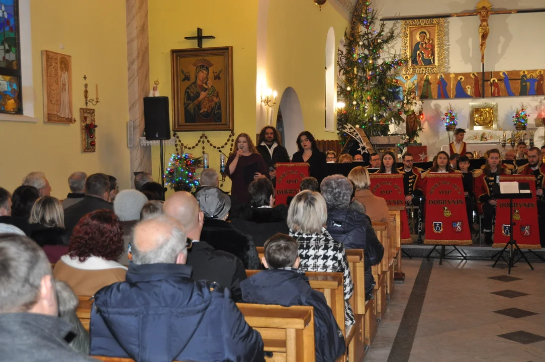 Koncert kolęd Orkiestry Dętej Dobrynin w kościele w Dobryninie