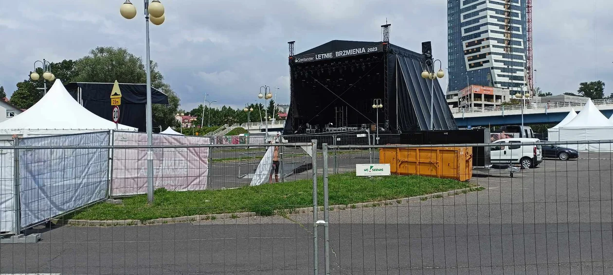 Scena "Letnich Brzmień" już stoi. Parking na Podpromiu nieczynny do poniedziałku [ZDJĘCIA] - Zdjęcie główne