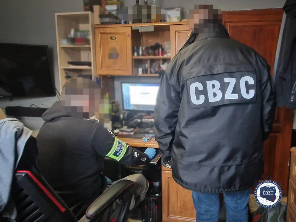Policjanci z CBZC wraz z policją z Rzeszowa zatrzymali 49 osób z zarzutami pedofilskimi