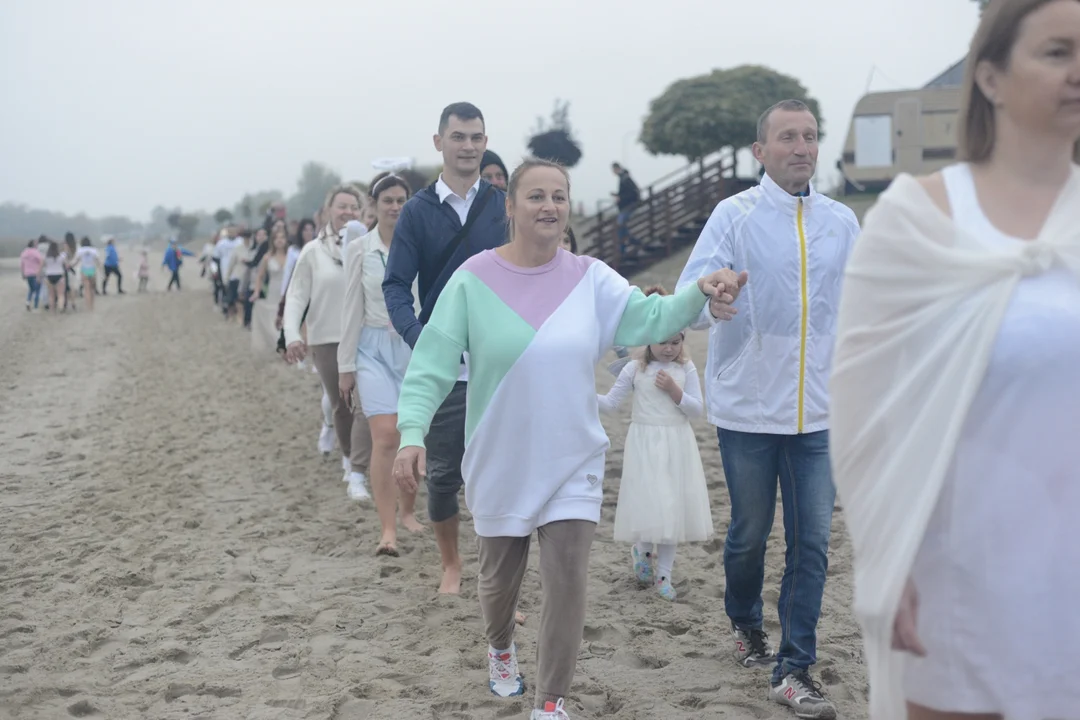 "Jezioro Aniołów" nad Jeziorem Tarnobrzeskim - zatańczyli poloneza na plaży