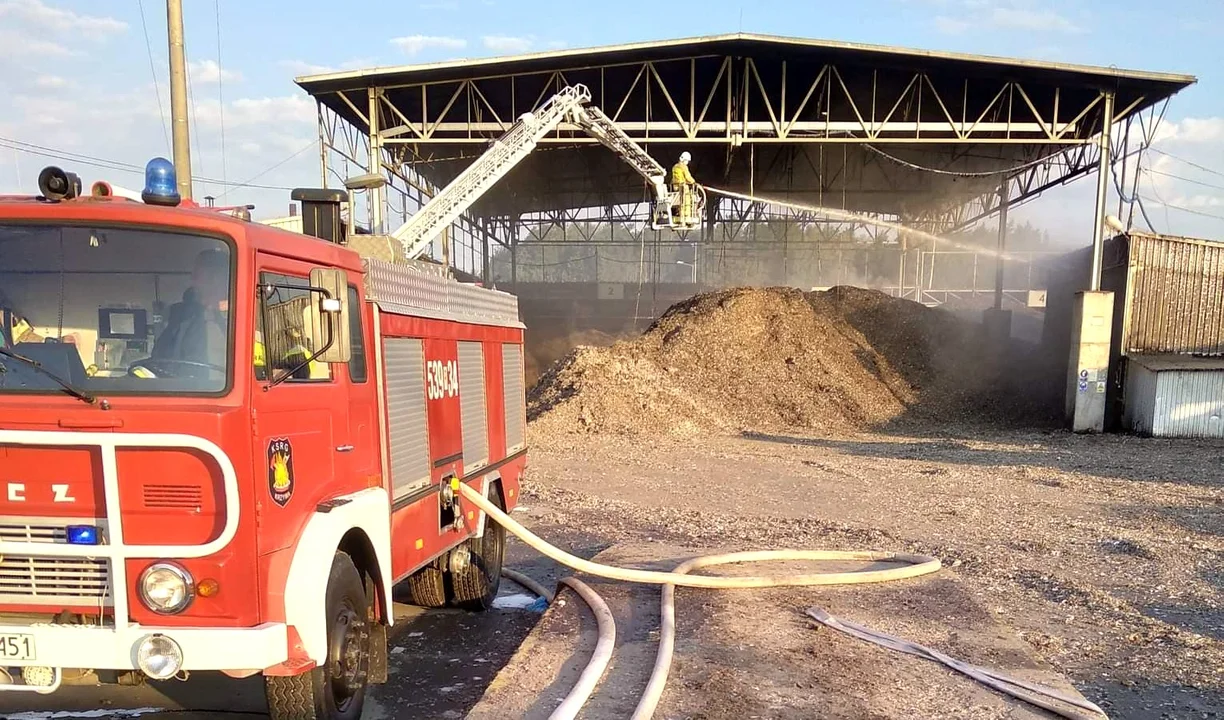 Pożar na terenie sortowni śmieci w Kozodrzy. Na miejscu pracowało 18 zastępów straży [ZDJĘCIA] - Zdjęcie główne