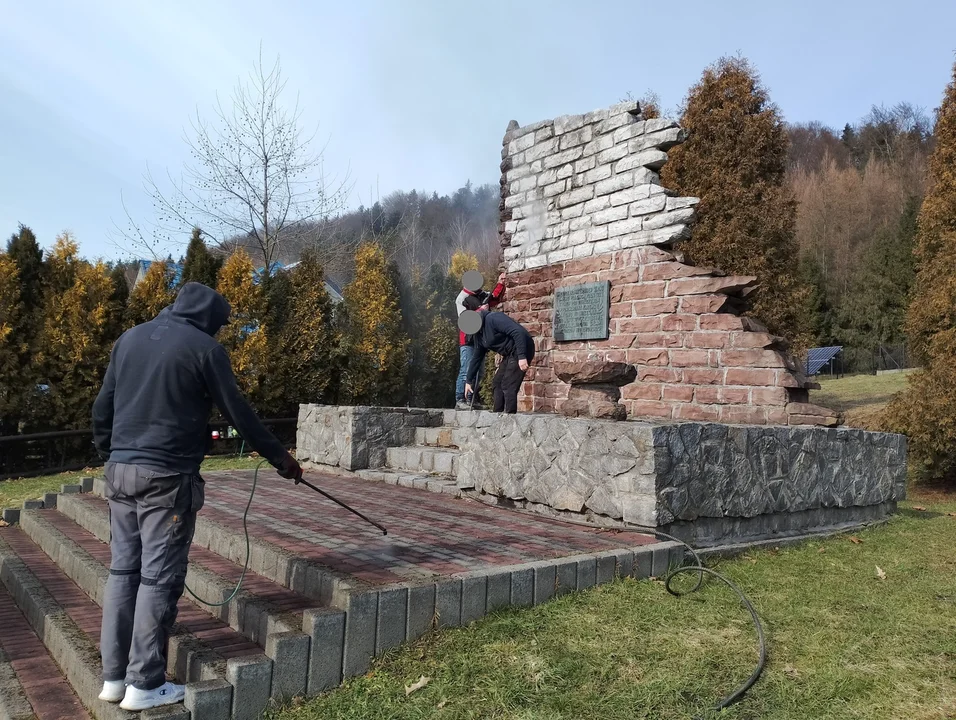 Trwają prace przy renowacji pomnika Żołnierzy Września w Bykowcach - Zdjęcie główne