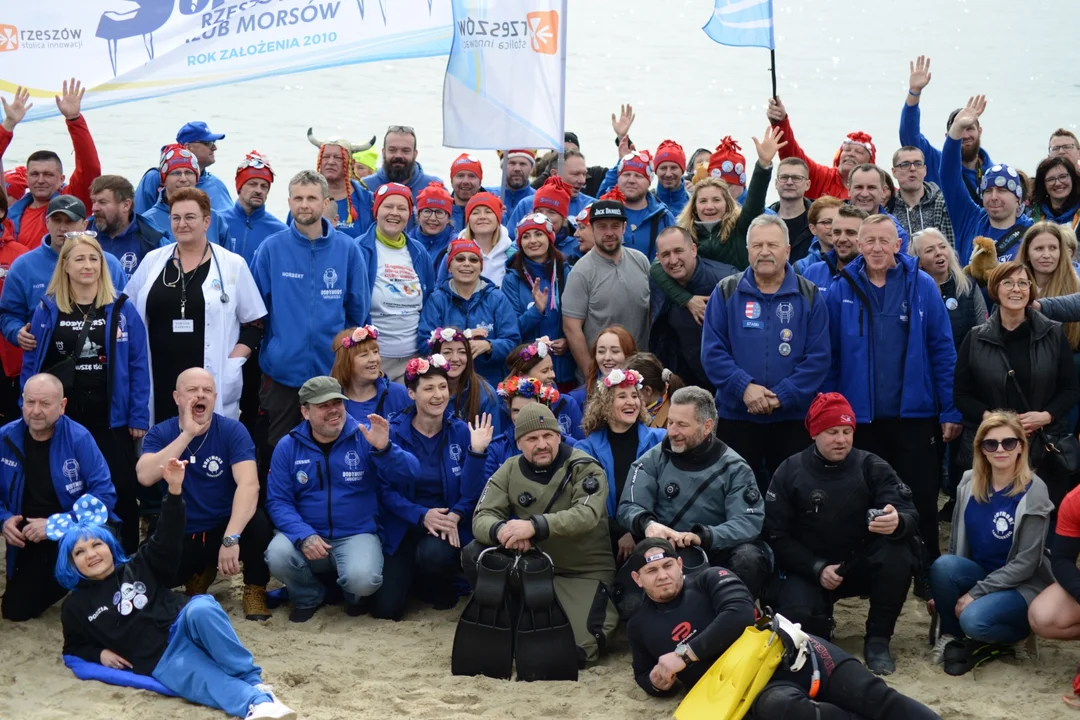 Zmagania Pływackie na Jeziorze Tarnobrzeskim i uroczyste zakończenie sezonu morsowania w Tarnobrzegu [DUŻO ZDJĘĆ] - Zdjęcie główne