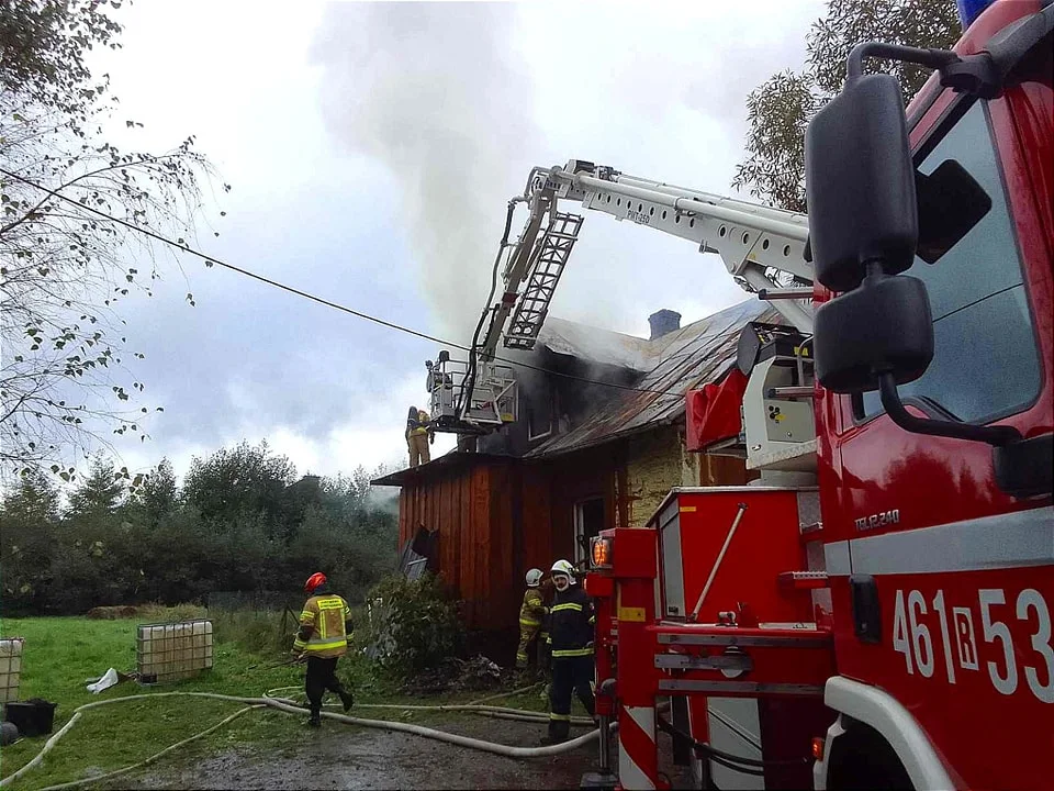 Bieszczady. Poważny pożar drewnianego budynku w Dołżycy. Na miejscu pracowało 45 strażaków [ZDJĘCIA] - Zdjęcie główne