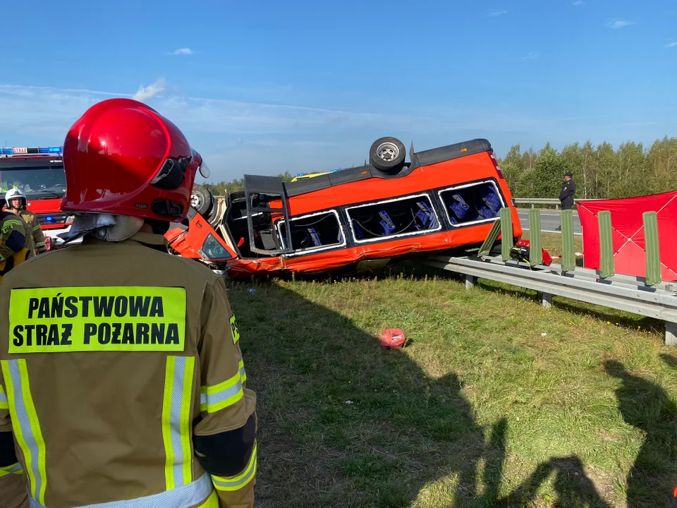 Wypadek na autostradzie A4 w Rogoźnicy. Zderzenie busa i samochodu osobowego! Nie żyją dwie osoby! Są ranni [ZDJĘCIA] - Zdjęcie główne