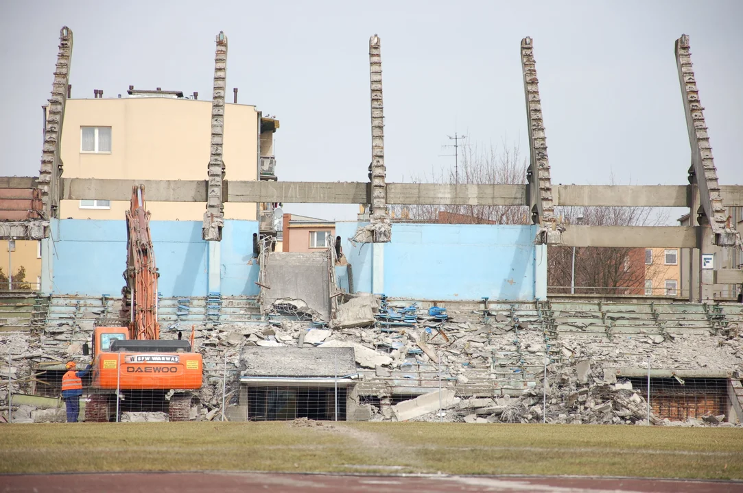 Stadion Miejski w Mielcu tak zmieniał swoje oblicze. Zobacz, jak wyglądała rozbiórka starych trybun i powstanie nowych [ZDJĘCIA, WIDEO] - Zdjęcie główne