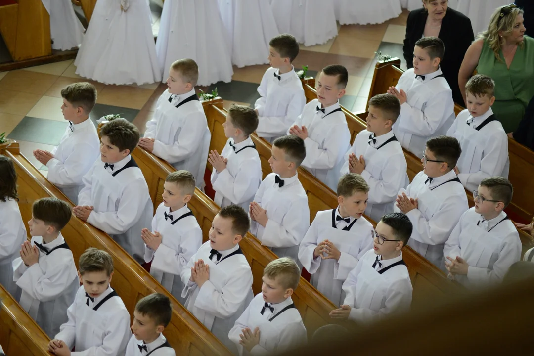 Pierwsza Komunia Święta dzieci ze Szkoły Podstawowej numer 10 w Tarnobrzegu. Parafia Matki Bożej Nieustającej Pomocy