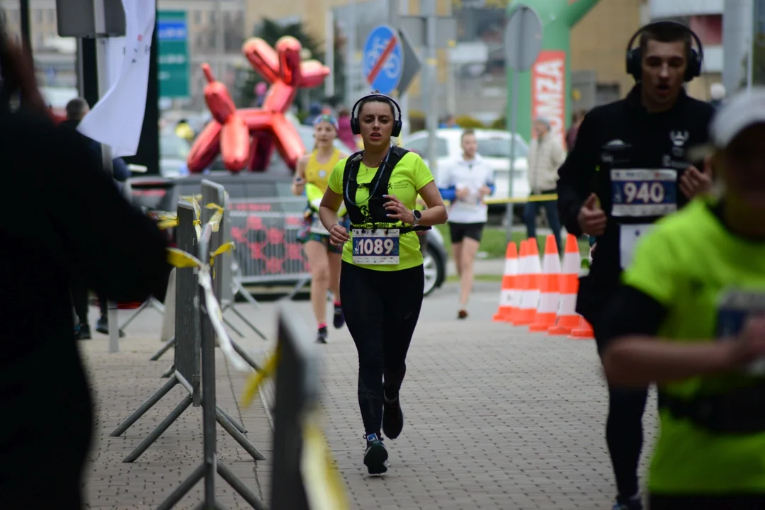 Mnóstwo biegaczy z całego regionu i nie tylko na 16. PKO Półmaratonie Rzeszowskim oraz 8. PKO Sztafecie Półmaratońskiej - zdjęcia część 2